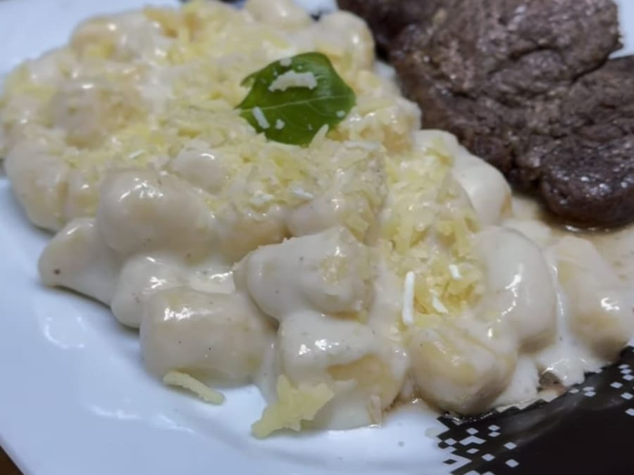 gnocchi molho branco e entrecote