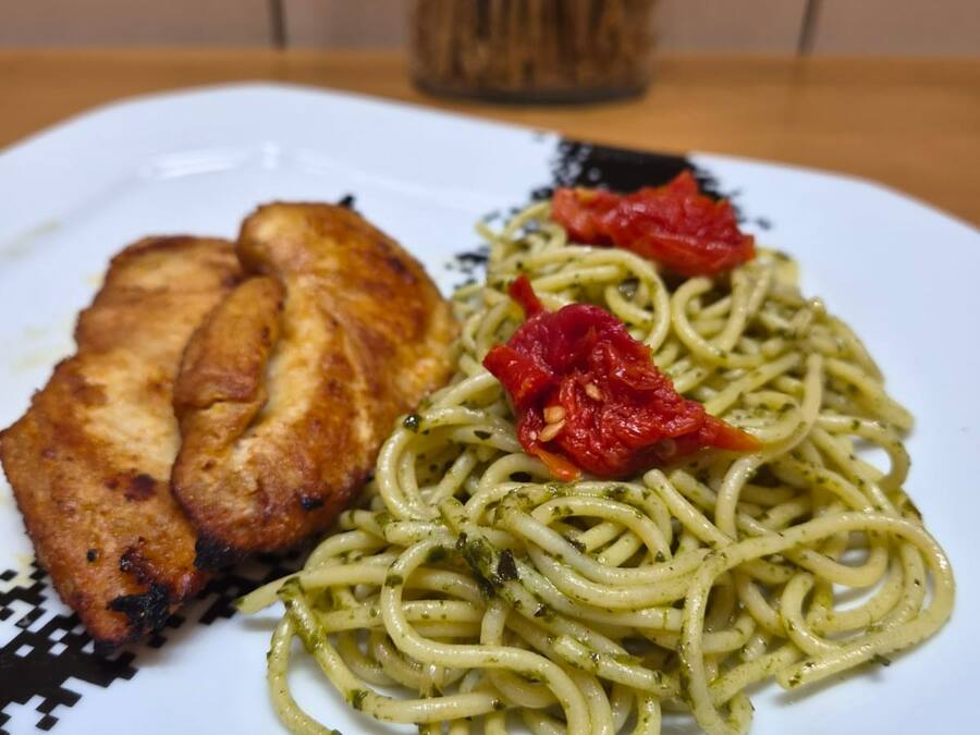 MASSA AO PESTO COM FILÉ FRANGO 300G